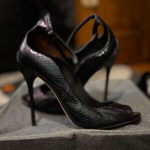 These no longer fit, they’re a reptile look w ankle straps they look iridescent